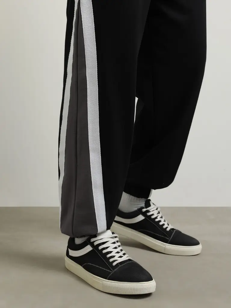 31a77424-c076-4603-91cc-2b3a866b293e1719309436451NOBEROMenColorblockedBaggyJoggers11.webp