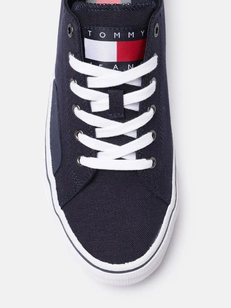 693d2ebe-c03e-4ac1-b1f3-87ddea4794da1675161905757-Tommy-Hilfiger-Men-Navy-Blue-Sneakers-9121675161905318-5.webp