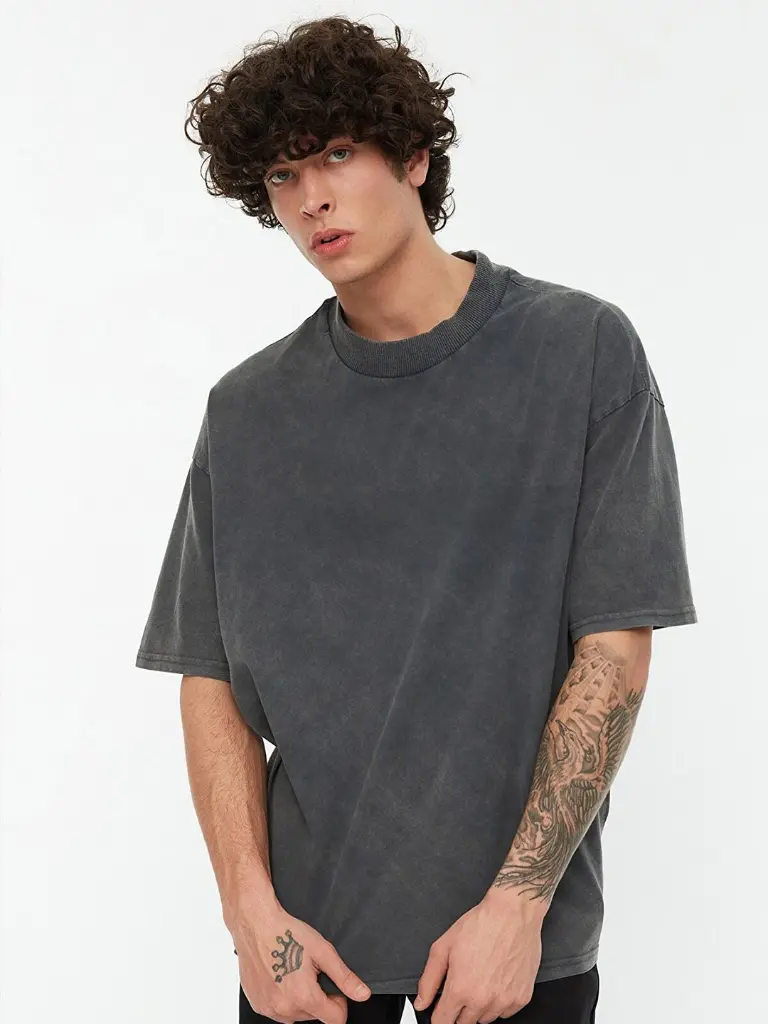 53d53d91-9661-4ef3-b3e9-8d89b2df5f071665209188281TrendyolMenCharcoalPoloCollarAppliqueT-shirt3.webp