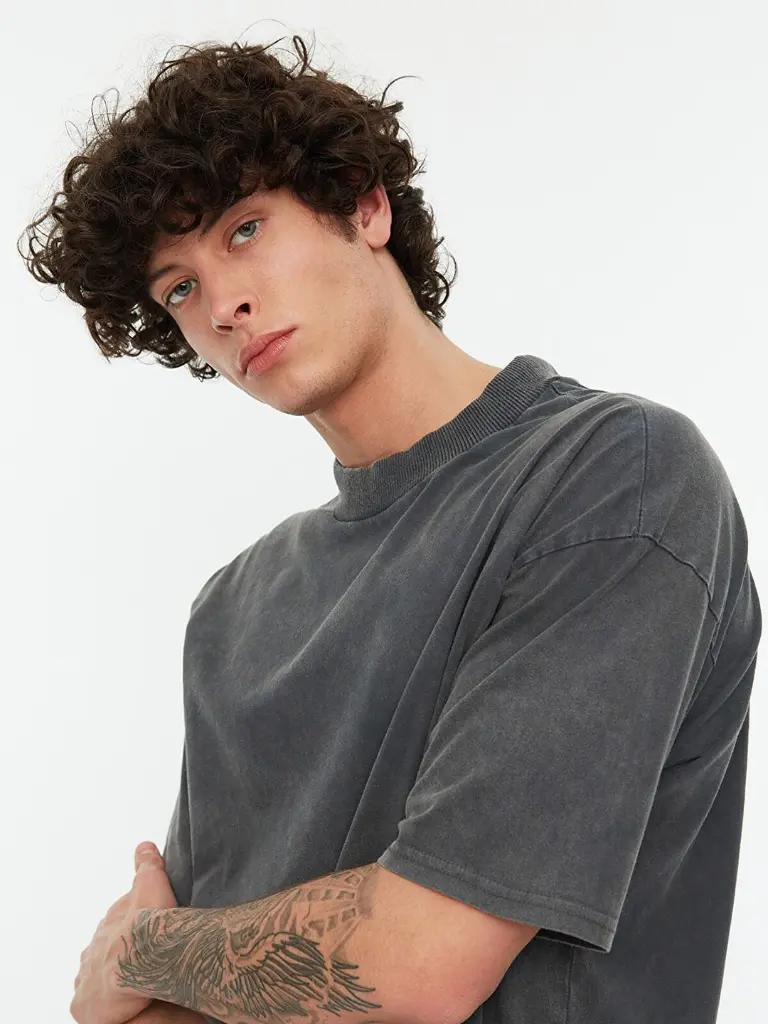 b5a1b0cc-9696-4bef-8f27-ca1613440dea1665209188297TrendyolMenCharcoalPoloCollarAppliqueT-shirt5.webp