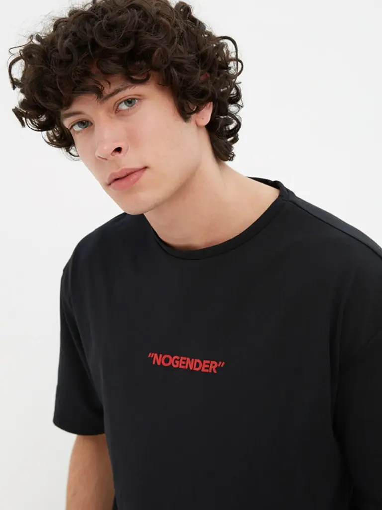 be56d42d-ddae-434c-b081-ac1de51047ab1673961225498TrendyolMenBlackTypographyPrintedT-shirt2.webp