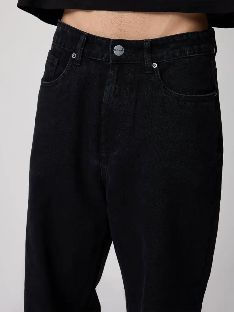 13641988-35e8-4a82-b5c7-7e39a39fc92f1721617832365FREAKINSMenStraightFitHigh-RiseJeans7.webp