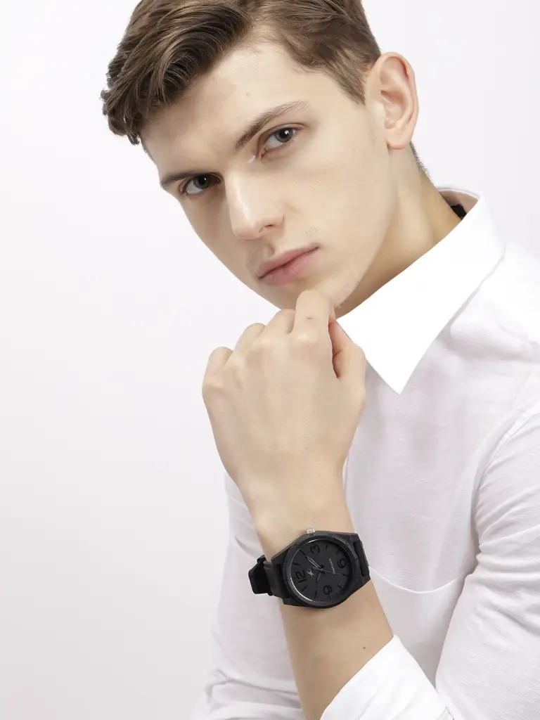 d810b141-f0ac-4158-b6c9-b8bc7cd240861610454302486-Fastrack-Men-Black-Analogue-Watch-38040PP01_BBD1-11516104543-6.webp