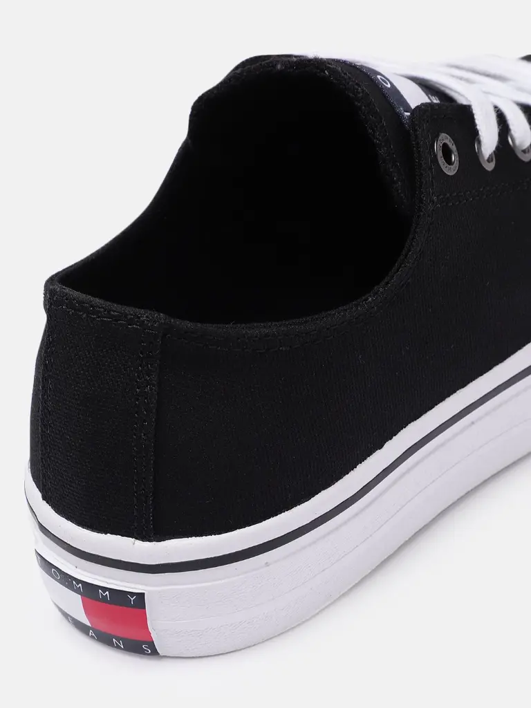 cda94200-51fb-43a7-afa8-2334abd43f3e1675165627696-Tommy-Hilfiger-Men-Casual-Shoes-5951675165627377-4.webp