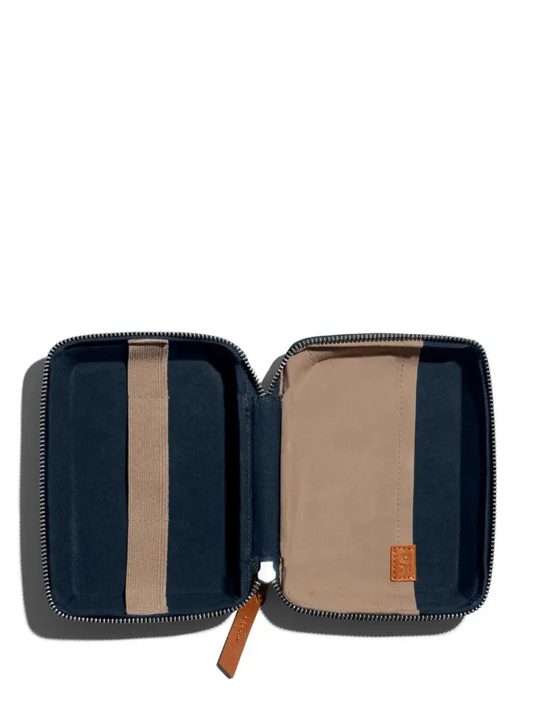 ebbb6e63-4c06-407c-aad2-a66284710d6e1720241292483DailyObjectsMenColourblockedBackpack7.webp