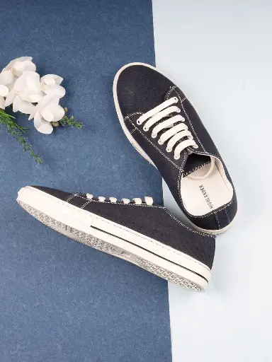 Men Colorcoded Canvas Sneakers
