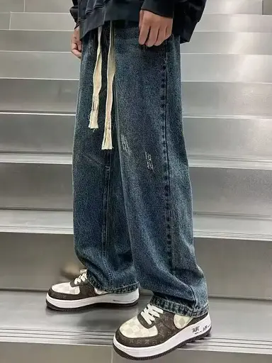 Men Relaxed Fit Mildly Distressed Jeans