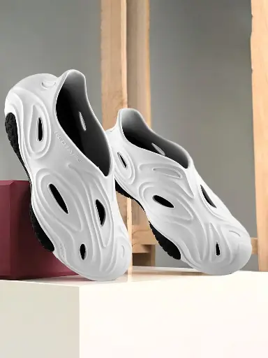 Men Self Design Clogs
